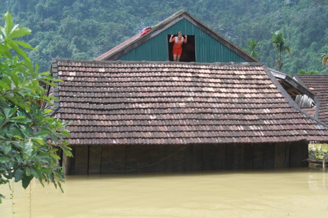Với những người dân ở Tân Hóa, chưa có nhà bè khi lũ đến nhà bị ngập nước phải sống trên nóc nhà - Ảnh: HỮU KHÁ