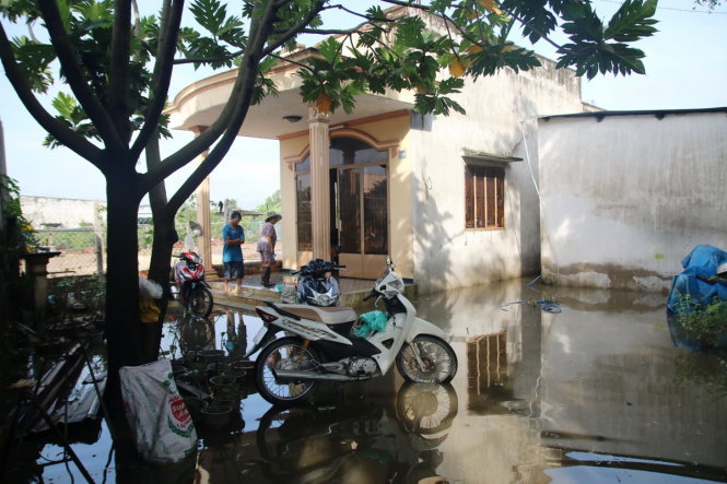 Nhà cửa người dân lênh láng trong nước - Ảnh: Lê Phan