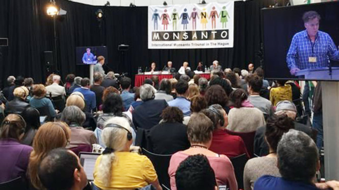Phiên tòa chống Monsanto tổ chức tại TP The Hague ngày 15-10 - Ảnh: Twitter