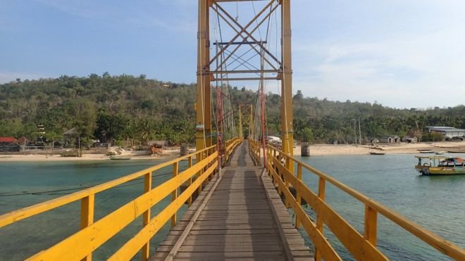 Cây cầu nối liền hai đảo nhỏ ngoài khơi bờ biển phía đông nam Bali, Indonesia trước khi sập - Ảnh: Reuters