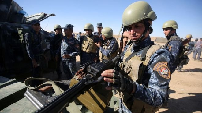 Lực lượng quân sự Iraq chuẩn bị cho chiến dịch tấn công tại một căn cứ gần Mosul - Ảnh: AFP