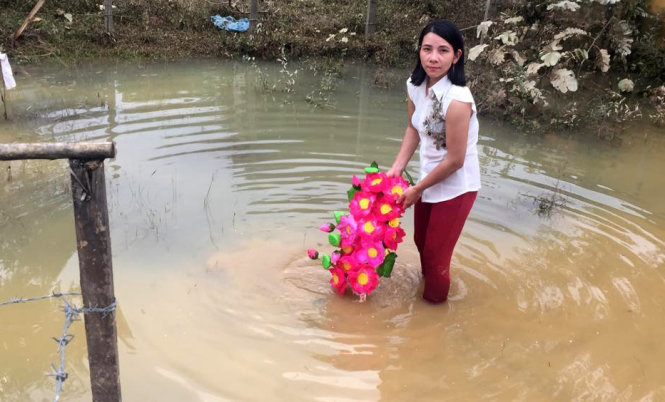 Tại xã Hoà Hải, huyện Hương Khê, Hà Tĩnh ngày 17-10, nước rút đến đâu người dân lau dọn đồ đạc dính bùn đất đến đó - Ảnh: Doãn Hòa