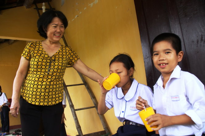 Các em học sinh được học tiếng Anh và uống sữa đậu nành miễn phí tại lớp học của cô Hòa - Ảnh: NHẬT LINH