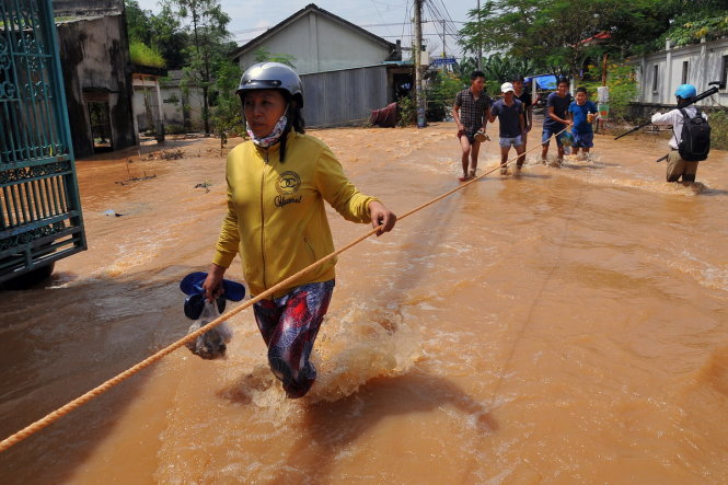 Chính quyền địa phương phải giăng dây ở khu vực nước chảy xiết để tránh nguy hiểm cho người dân qua đây - Ảnh: A Lộc