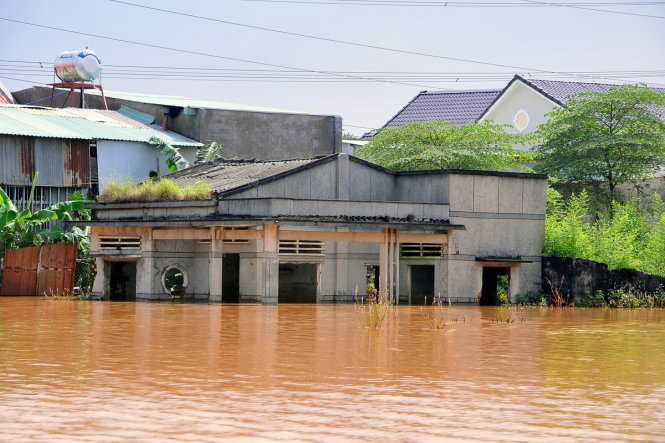 Một căn nhà cũ ngập sâu hơn mét nước - Ảnh: A Lộc