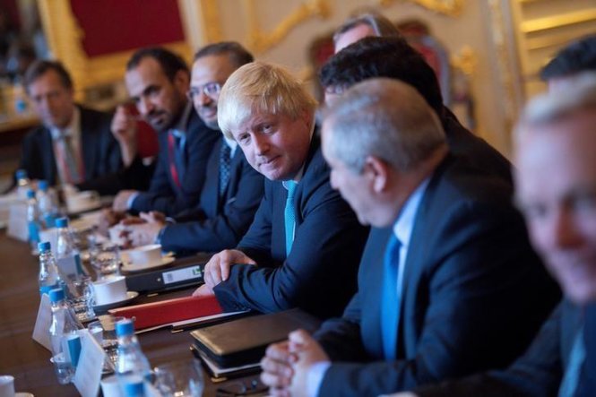 Ngoại trưởng Anh Boris Johnson (giữa) tham dự cuộc họp bàn về khủng hoảng Syria với những người đồng cấp Trung Đông, Eu và Mỹ tại London hôm 16-10 - Ảnh: Reuters