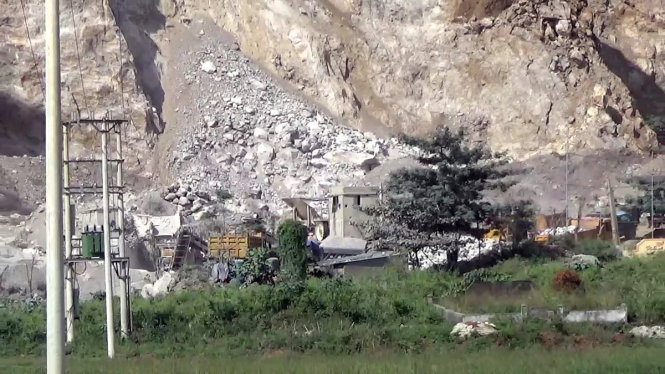 Một mỏ khai thác đá ở Nghệ An - Ảnh: D.HÒA