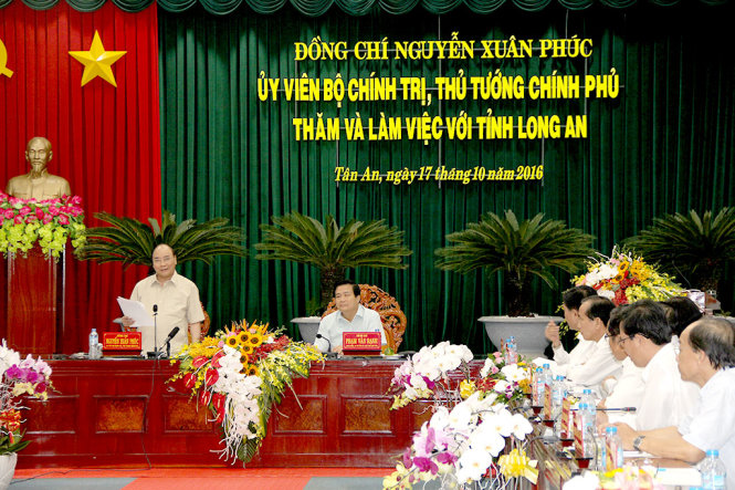 Thủ tướng làm việc với lãnh đạo UBND tỉnh Long An vào chiều 17-10 - Ảnh: SƠN LÂM
