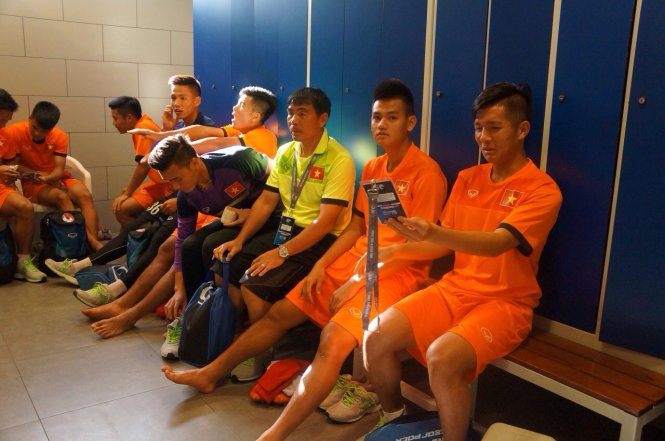 Đội tuyển U-19 VN trong phòng thay quần áo chuẩn bị ra sân khởi động trận gặp UAE. Ảnh: ANH DƯƠNG