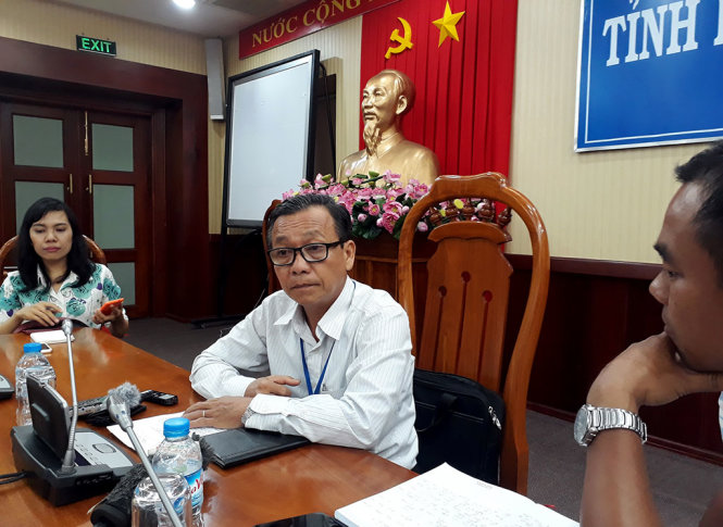 Ông Trần Văn Cường (ngồi giữa, đeo kính) trả lời các câu hỏi của phóng viên báo chí, chiều 17-10, về nguyên nhân và thiệt hại cá bè sông Chà Và, xã Long Sơn, TP Vũng Tàu - Ảnh: ĐÔNG HÀ