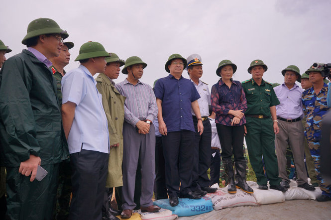 Phó thủ tướng Trịnh Đình Dũng đi thị sát tuyến đê Hà Nam, TX Quảng Yên - Ảnh: ĐỖ QUANG