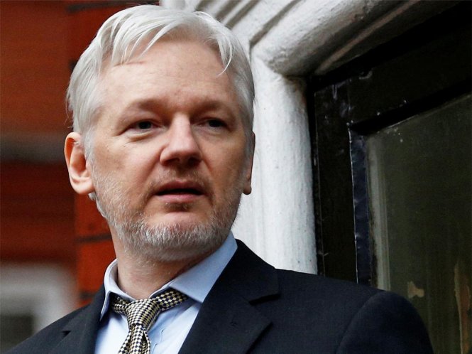 Ông Assange 45 tuổi, người Úc, đã sống lưu vong 4 năm tại đại sứ quán Ecuador ở London để tránh bị bắt và dẫn độ về Thụy Điển vì cáo buộc phạm tội cưỡng hiếp - Ảnh: Reuters