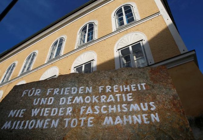 Một tảng đá đặt bên ngoài ngôi nhà nơi trùm phát xít Hitler được sinh ra, với dòng chữ khắc trên đó: 