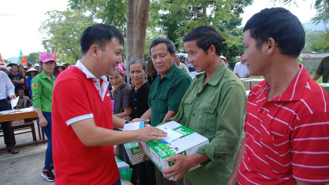 Đại diện báo Tuổi Trẻ tặng quà cho người dân vùng lũ xã Cao Quảng, huyện Tuyên Hóa (Quảng Bình) – Ảnh: QUỐC NAM