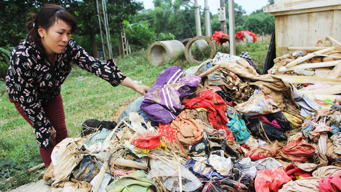 Mưa lũ cuốn trôi nhiều quần áo, tài sản của người dân xã Lộc Yên, huyện Hương Khê (Hà Tĩnh) - Ảnh: DOÃN HÒA