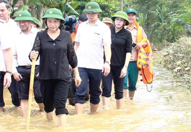 Chủ tịch Quốc hội lội nước lũ vào thăm thôn Hương Thọ, xã Đức Quang, huyện Vũ Quang để thăm hỏi người dân bị ảnh hưởng mưa lũ - Ảnh: VĂN ĐỊNH
