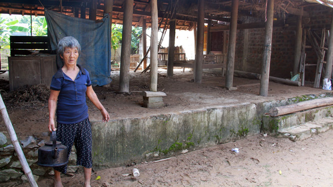 Căn nhà của bà Đặng Thị Linh ở xã Sơn Trạch bị lũ cuốn trôi hết bốn bức vách - Ảnh: Hữu Khá