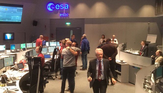 Các nhà khoa học của ESA vui mừng khi nhận được tín hiệu của robot Schiaparelli từ sao Hỏa - Ảnh: ESA