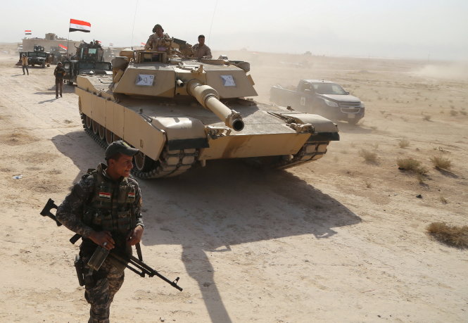 Lực lượng Iraq với trang bị hạng nặng tiến về phía thành phố Mosul ngày 18-10 - Ảnh: Reuters
