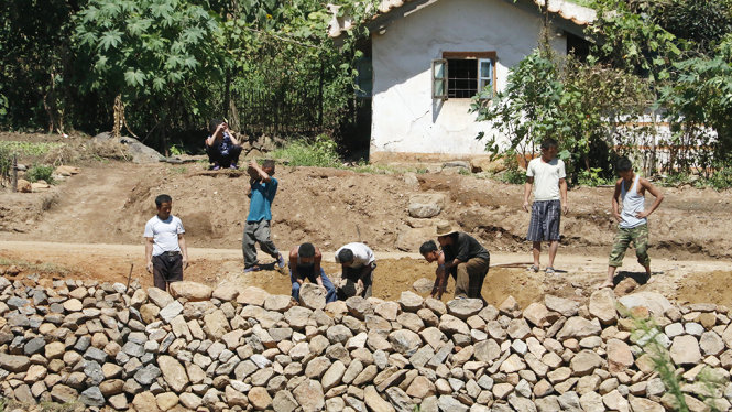 Người dân làm kè đá ở tỉnh Bình An Bắc -  Ảnh: THÁI LỘC