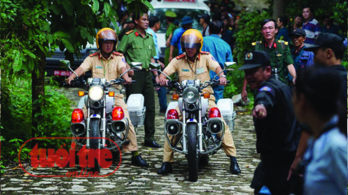 Xe cảnh sát giao thông dẫn đường đưa các anh từ núi Dinh về bệnh viện 175 - Ảnh: Thuận Thắng