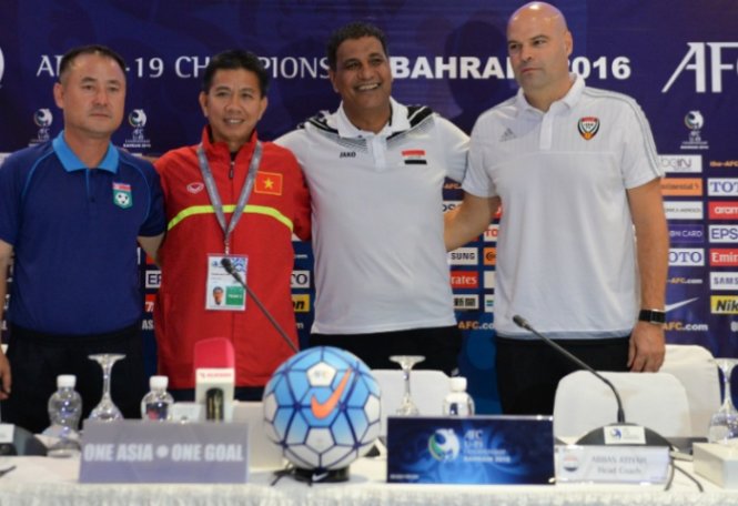HLv Abbas Atiyah (thứ ba từ trái sang) quyết tâm giành chiến thắng trước U-19 VN. Ảnh: AFC.com