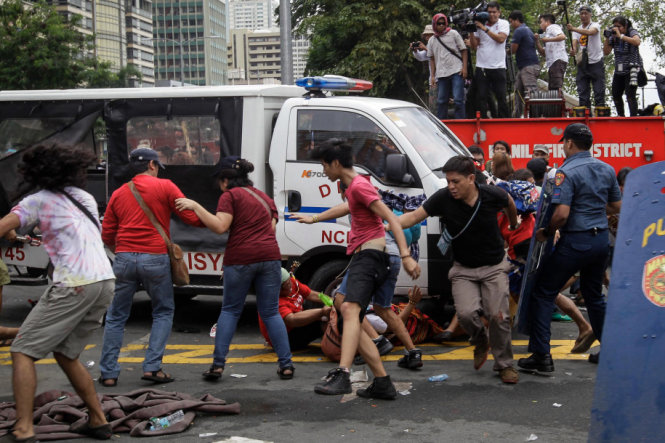 Cảnh sát đụng độ người biểu tình bên ngoài tòa Đại sứ quán Mỹ ở Manila ngày 19-10 - ảnh: AP
