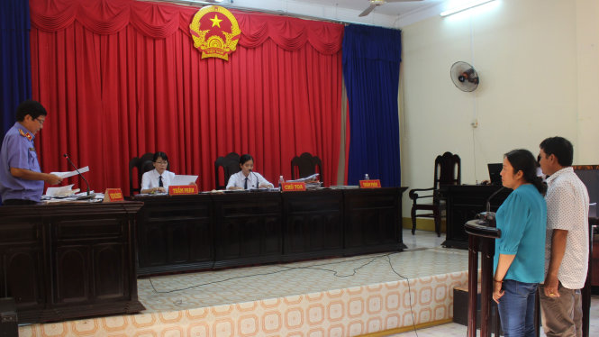 Vợ chồng bị cáo Trần Kiều Hưng tại phiên tòa phúc thẩm ngày 19-10