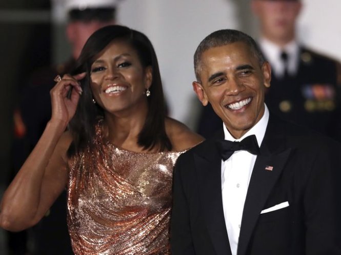 Vợ chồng tổng thống Obama tươi cười chờ đón vợ chồng thủ tướng Renzi - Ảnh: AP