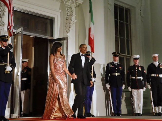 Tổng thống Obama và Đệ nhất Phu nhân Michelle Obama bước ra chào đón Thủ tướng Ý Matteo Renzi và vợ là bà Agnese Landini hôm 18-10 tại khu vực phía bắc Nhà Trắng - Ảnh: AP
