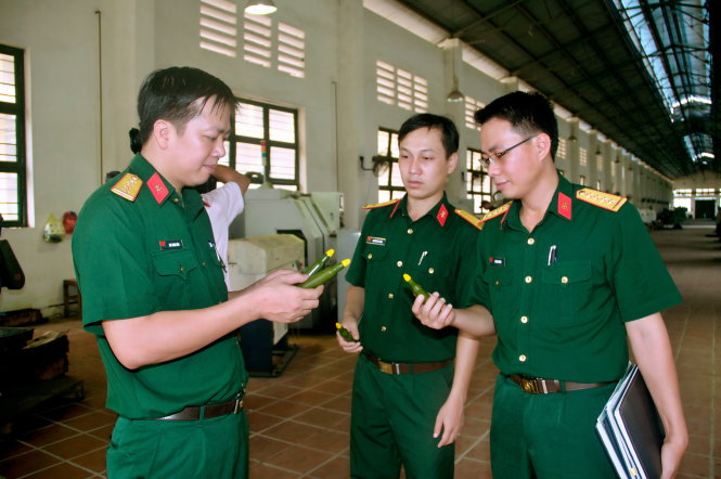 Đại úy Mai Thanh Uyên (bìa trái) trao đổi công việc cùng hai đồng nghiệp - Ảnh: MẠNH CHIẾN