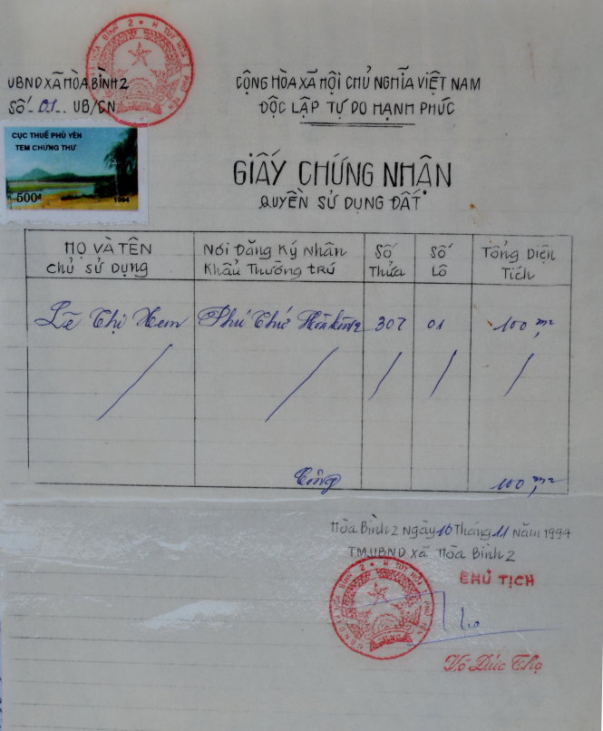 “Sổ đỏ” do UBND xã Hòa Bình 2 tự làm để cấp cho 13 hộ dân trúng đấu thầu 15 lô đất do xã bán - Ảnh: DUY THANH