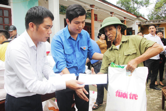 557 suất quà trị giá hơn 500 triệu đồng của bạn đọc báo Tuổi Trẻ được trao tận tay cho người dân ba xã ở 2 huyện Hương Khê và Vũ Quang (Hà Tĩnh) chiều 20-10 - Ảnh: DOÃN HÒA
