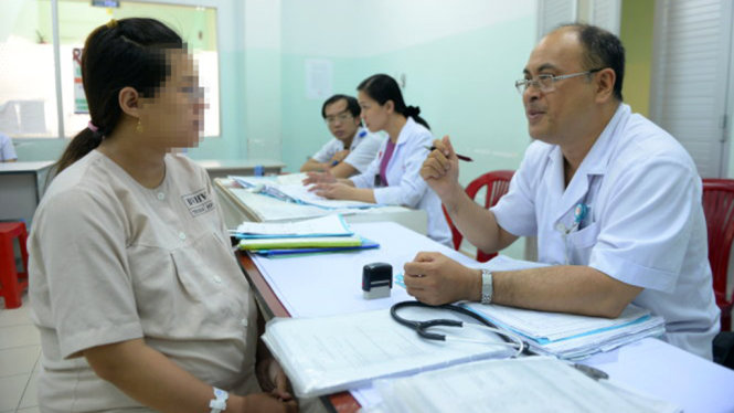 Bác sĩ tư vấn sức khỏe cho phụ nữ mang thai tại Bệnh viện Hùng Vương - Ảnh: Hữu Khoa