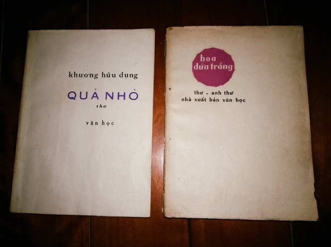 Từ trái qua: Quyển Văn Mới được bán với giá 5 tạ gạo tại 