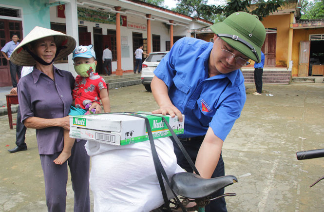 Đoàn viên thanh niên Hương Khê giúp người dân đưa quà về nhà - Ảnh: DOÃN HÒA