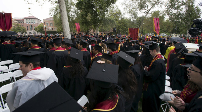 Buổi tốt nghiệp ở ĐH Southern California tại TP Los Angeles. Trường USC được cho là đã nhận tài trợ từ Dipont - Ảnh: Reuters