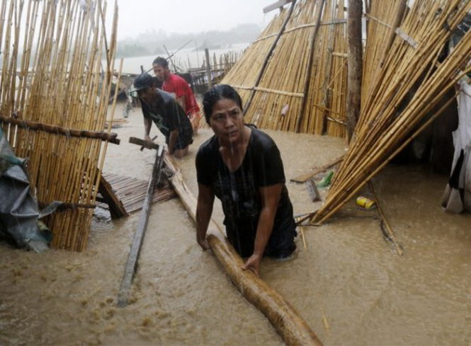 Siêu bão tràn qua vào lúc người dân Philippines còn đang chật vật do bão Sakira - Ảnh: EPA