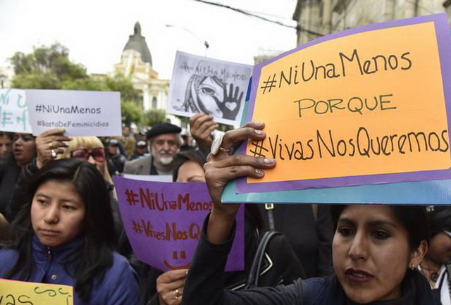 Người dân ở La Paz, Bolivia cũng hưởng ứng lời kêu gọi xuống đường biểu tình ở Argentina - Ảnh: AFP