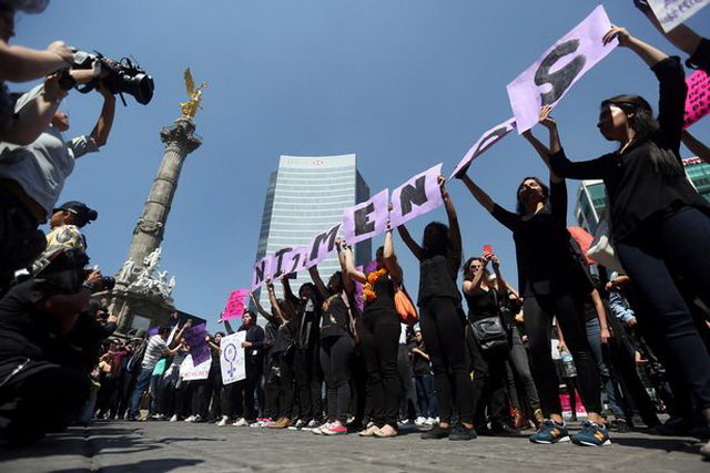 Các nhà hoạt động chặn đường phản đối bạo lực nhằm vào phụ nữ - Ảnh: REUTERS
