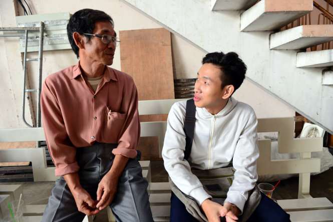 Chú Võ Văn Kim (67 tuổi) cùng con trai Võ Phạm Thái Dương (sinh viên năm nhất trường ĐH Hoa Sen) có mặt tại chương trình từ rất sớm - Ảnh: DUYÊN PHAN