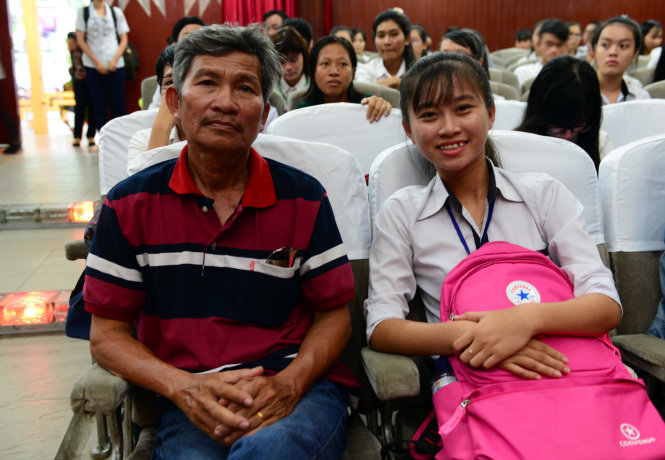 Em Nguyễn Thị Thủy Tiên (Học viện Hành Chính) cùng cha từ Củ Chi đến chương trình để nhận học bổng “Tiếp sức đến trường” - Ảnh: DUYÊN PHAN