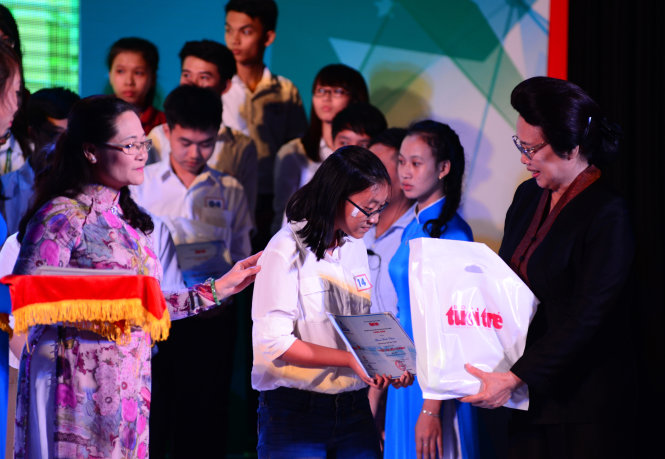 Bà Nguyễn Thị Lệ (trái) cùng GS.TS Phan Lương Cầm (phải) trao học bổng cho các tân sinh viên - Ảnh: DUYÊN PHAN