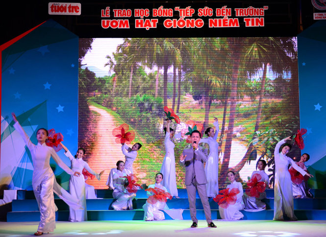 Ca sĩ Vũ Quốc Việt trình diễn trong chương trình - Ảnh: DUYÊN PHAN
