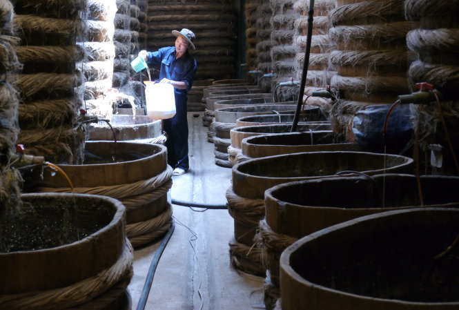 Nhiều doanh nghiệp nước mắm cho biết việc tiêu thụ nước mắm bị ảnh hưởng bởi các thông tin do Vinastas công bố. Trong ảnh: một cơ sở sản xuất nước mắm truyền thống ở P.Phú Hài, TP Phan Thiết - Ảnh: N.C.THÀNH