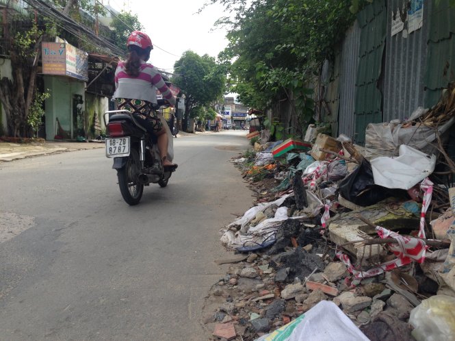 Rác do người dân vãng lai vứt lại dọc hàng rào công trình, đường 79, phường Phước Long B, quận 9 - Ảnh: T.HÂN