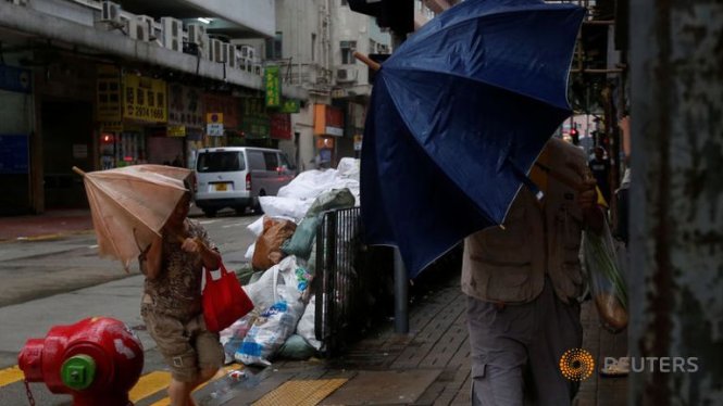 Gió lớn bắt đầu ảnh hưởng đến đặc khu Hồng Kông khi bão Haima đang đến gần - Ảnh: Reuters