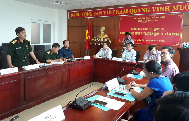 Thượng tá Nguyễn Hoàng Tấn (đứng) thông báo chính thức về vụ tai nạn máy bay EC 130 rơi - Ảnh: ĐÔNG HÀ