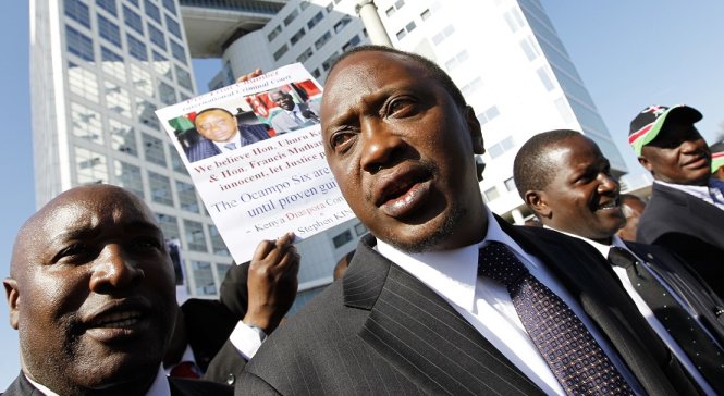 Tổng thống Kenya Uruhu Kenyatta rời tòa ICC tại The Hague, trong một phiên xử năm 2011 - Ảnh: AFP