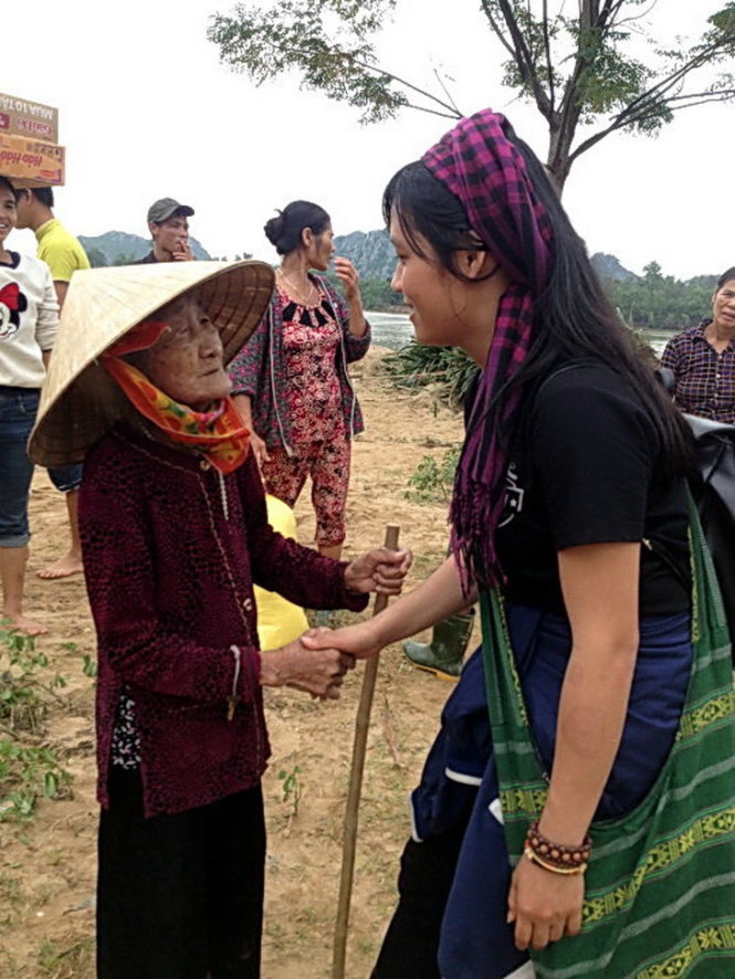 Đặng Thị Thu Hương thăm hỏi cụ bà 100 tuổi ở xã Quảng Tiên khi về làm tình nguyện - Ảnh: MĨ HẰNG